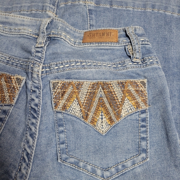 Shyanne Bootcut Jeans Women’s Size 25 Short Light Wash Embroidered Pockets - Picture 7 of 9